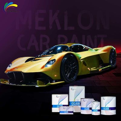 Золотой блеск и глубина машины с золотой жемчужной автомобильной краской