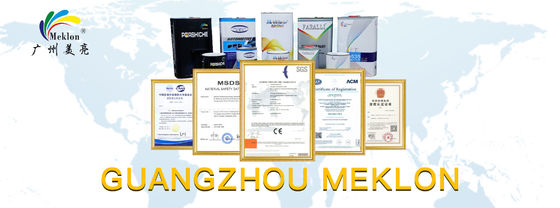 Золотой блеск и глубина машины с золотой жемчужной автомобильной краской